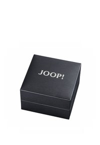 Scatola regalo nera con una finitura testurizzata, caratterizzata da un logo "JOOP!" in argento sulla parte superiore. Forma quadrata con un design robusto e chiuso.