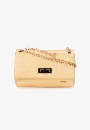 Gelbe strukturierte Handtasche aus synthetischem Material, mit einem goldenen Kettenriemen und einem schwarzen rechteckigen Logoakzent auf der Vorderseite.