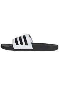 Sort og hvid slide sandal med et blødt, tekstureret overdel, der har tre vandrette striber, tekstureret sål og flad design.