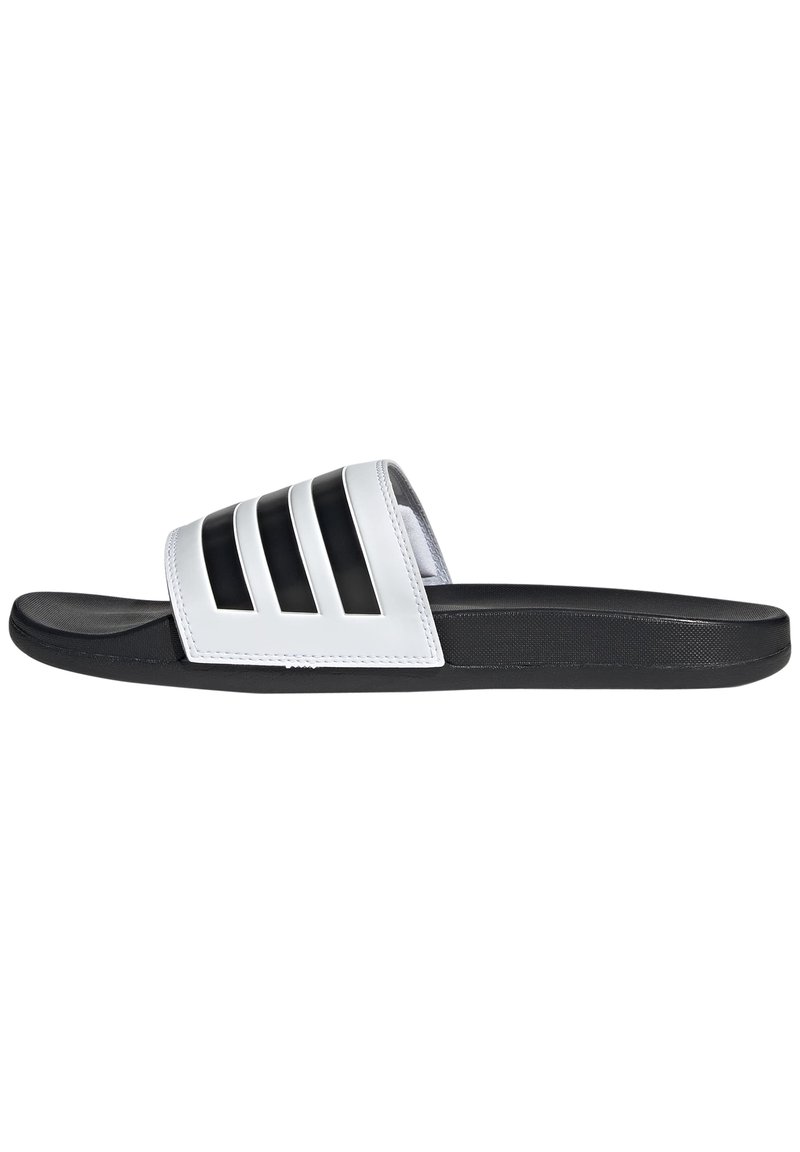 Sort og hvid slide sandal med et blødt, tekstureret overdel, der har tre vandrette striber, tekstureret sål og flad design.