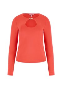 Červený top s dlouhými rukávy a kulatým výstřihem, se sekaným výřezem, s akcenty z kovu v zlatém odstínu na výstřihu. Hladká textura.