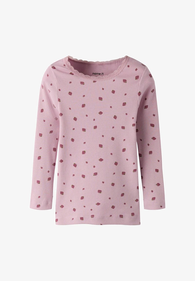 Rozā ribota garroku krekls ar maziem sarkaniem zemeņu rakstiem un kroku mežģīņu izgriezumu, paredzēts bērniem.