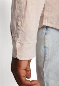 Tommy Jeans SLIM STRETCH OXFORD SHIRT - Camisa - tawny sand