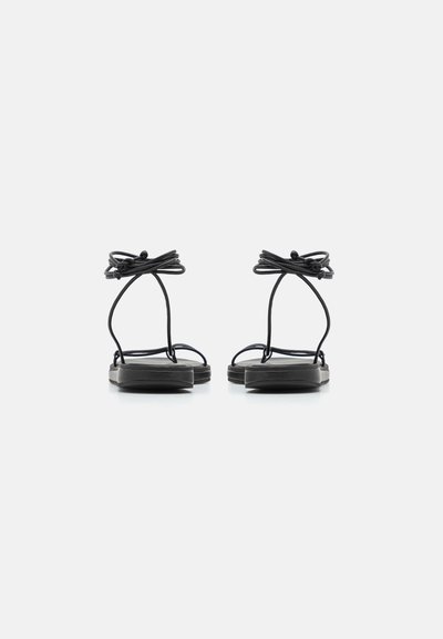 Studio Amelia EMILY WRAP FLAT - Tåsandaler - black