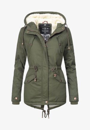 Oliivinvihreä parkatyyppinen takki fleecevuoratuilla hupulla, säädettävillä kiristysnarulla ja etutaskuilla, joissa pronssinväriset yksityiskohdat.