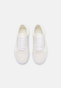 Vans OLD SKOOL STACKFORM - Matalavartiset tennarit - marshmallow