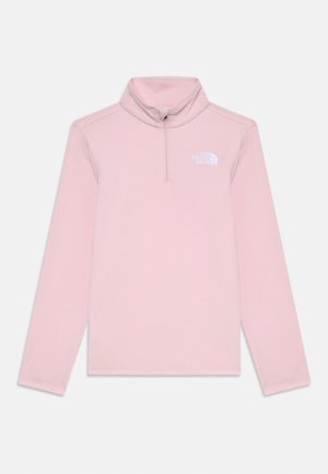 Sudadera de felpa rosa claro con cuello con cremallera, mangas largas y un pequeño logo blanco en el pecho. Textura suave con un diseño casual.