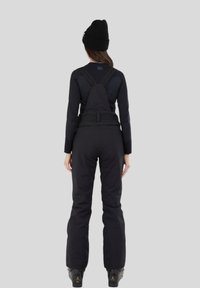 Schwarzer Skioverall mit verstellbaren Trägern, tailliertem Schnitt und zulaufenden Beinen. Hergestellt aus einem strapazierfähigen, wasserabweisenden Material mit minimalen Akzenten.