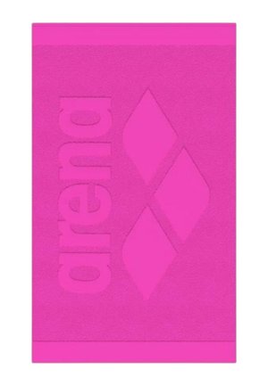 Asciugamano rettangolare di colore rosa acceso con la parola "arena" e tre forme a diamante in rilievo sul tessuto.