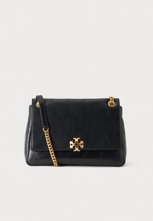 Sac à main en cuir noir avec motif matelassé, bandoulière chaîne dorée et fermoir logo doré sur le rabat avant, présenté sur fond blanc.
