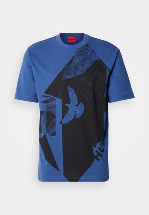 Blauwe katoen t-shirt met een ronde hals, voorzien van een zwart grafisch patroon, waaronder vormen en vogels, en een rood label bij de halslijn.