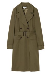 Trench-coat vert olive avec boutons croisés, taille ceinturée et deux poches avant. Comprend un col classique et des poignets retroussés.