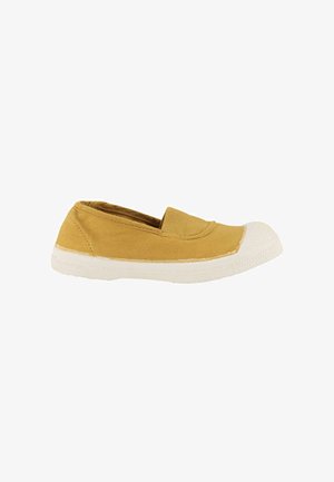 Chaussure en toile jaune moutarde à enfiler avec semelle en caoutchouc blanche et embout renforcé, vue latérale sur un fond blanc uni.