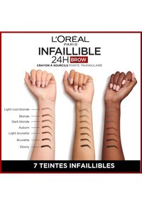 Swatches du crayon à sourcils L'Oréal Infallible 24H sur trois bras, mettant en valeur sept teintes allant du blond clair froid à l'ébène, avec un design à bout triangulaire.