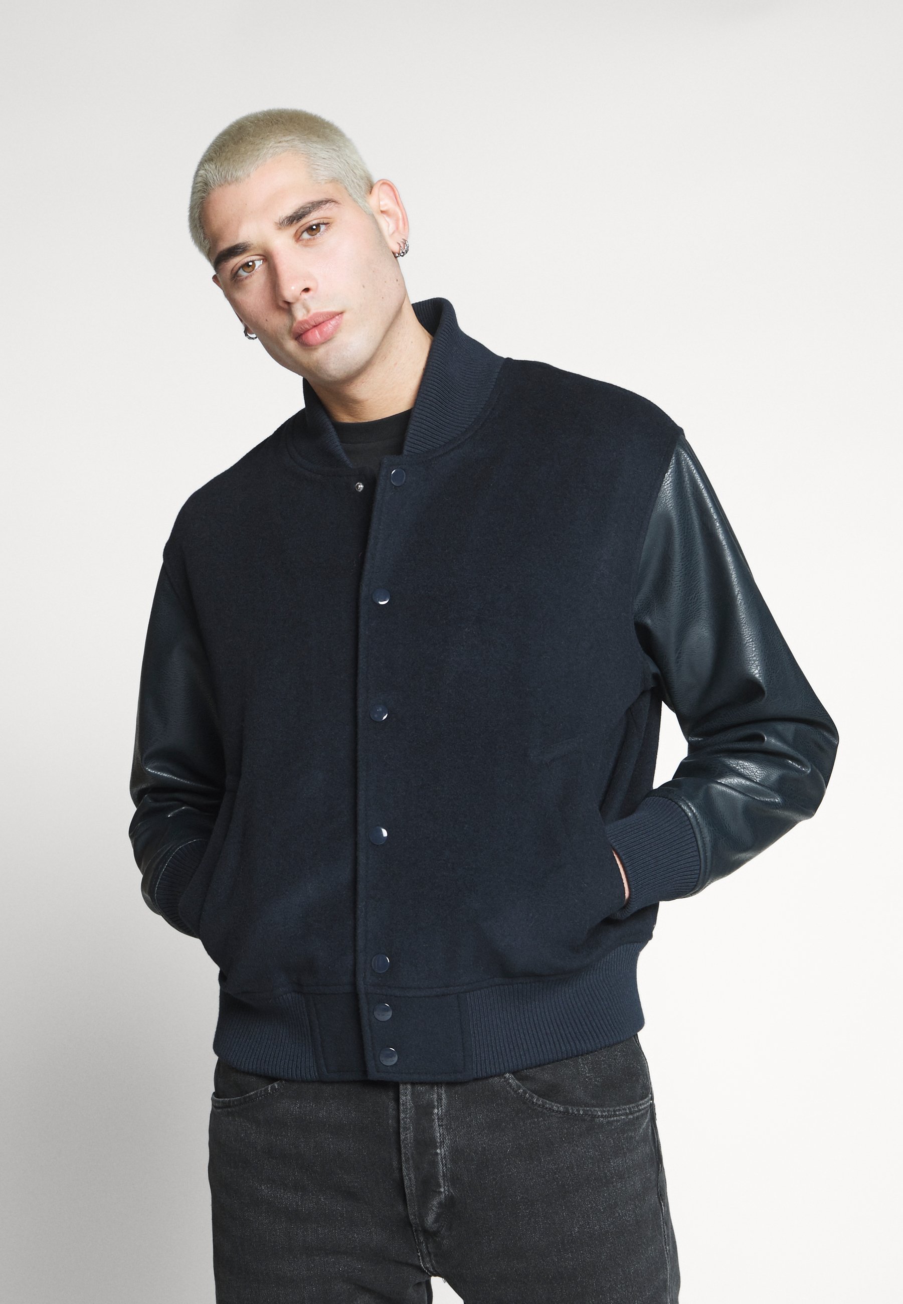 BLAKE VARSITY JACKET Jacka i konstläder navy BLAKE VARSITY JACKET Jacka i konstläder navy