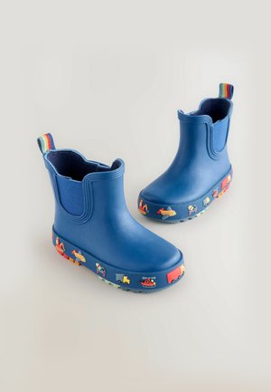 Cizme de ploaie din cauciuc albastre, cu o suprafață texturată, prezentând desene colorate cu vehicule pe talpă și un tab de prindere dintr-un material multicolor.