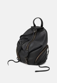 Sac à dos en cuir noir texturé avec fermetures éclair dorées, poignée supérieure, deux poches latérales zippées et bretelles réglables sur un fond neutre.