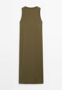 Robe longue sans manches couleur vert olive, en tissu doux et extensible avec une texture simple et lisse ; encolure arrondie et coupe droite.