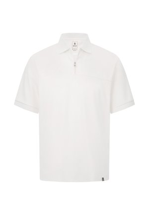 Polo shirt bianco a maniche corte con zip a un quarto, colletto piatto e una tasca sul petto. Texture liscia, design minimalista, etichetta di branding sottile.
