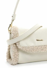 Borsa a tracolla bianca in pelle sintetica con un soffice bordo di shearling color crema, una chiusura in tono dorato e una sottile tracolla regolabile. Forma compatta e rettangolare.