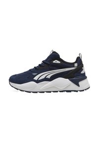 Sneakers blu navy con accenti neri, parte superiore in rete e suede, logo bianco, suola spessa bianca e dettagli testurizzati sul corpo della scarpa e sulla suola.