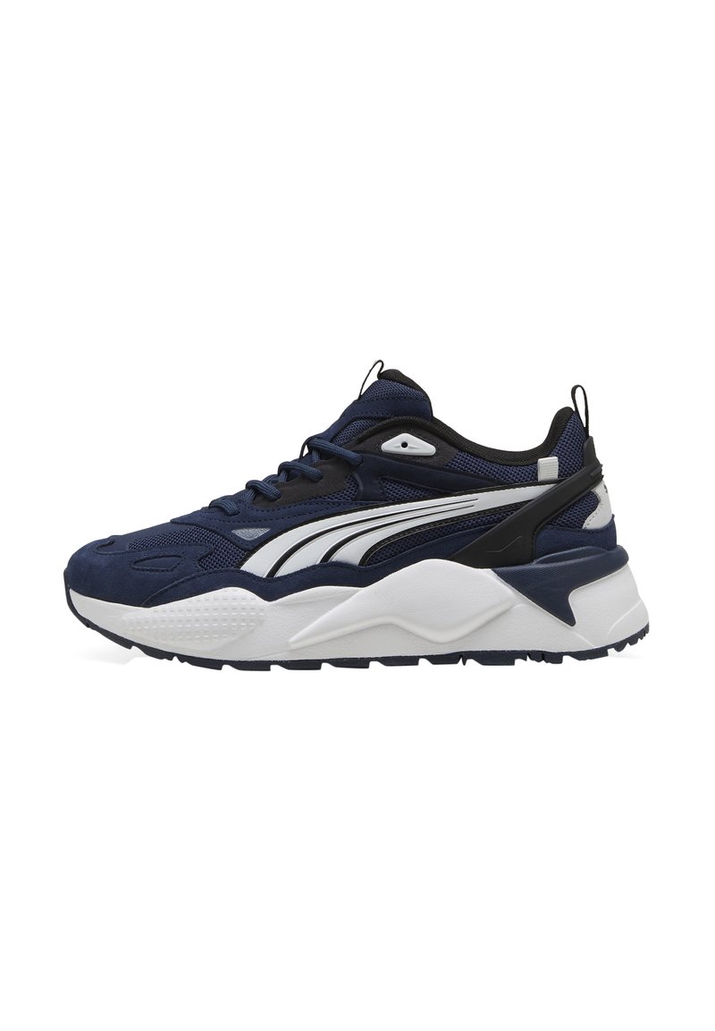 Sneakers blu navy con accenti neri, parte superiore in rete e suede, logo bianco, suola spessa bianca e dettagli testurizzati sul corpo della scarpa e sulla suola.