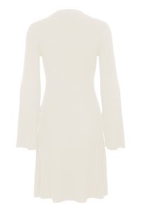 Ribbade vita klänningen i tröjastil med långa utsvängda ärmar, en åtsittande bodice och sidofickor för enkel rörelse. Texturerad tygfinish.