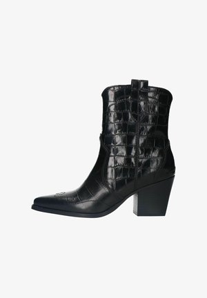 Zwarte enkellaars met hak, gemaakt van glanzend, krokodillen-embossed leer. Heeft een spitse neus en een blokhak, met zijnaaddetails.