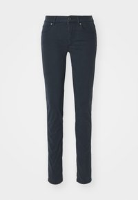Námořnické modré slim-fit džíny vyrobené z bavlněné směsi. Mají standardní pás, zip a pět kapes. Hladká textura s minimálními detaily.