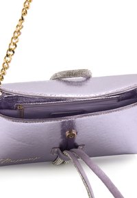 Clutch metallica viola con tracolla a catena, finitura testurizzata, dettagli lucidi e manico decorato con strass. Tasca interna visibile.