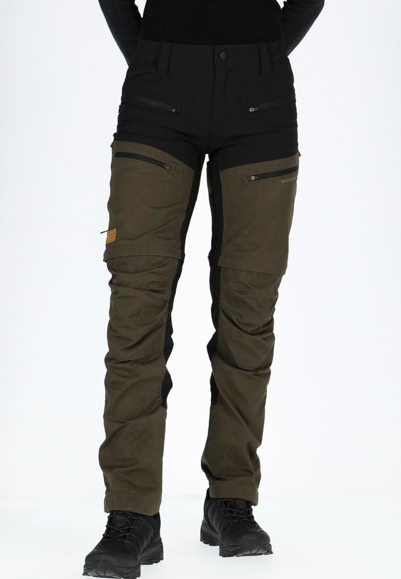 Tactische broek met een olijfgroene en zwarte design, met ritszakken op de dijen en een duurzame stof met een gestructureerde afwerking.