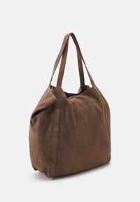 Borsa a tote in suede marrone con una texture morbida, forma allungata e due manici robusti. Presenta un design minimalista e senza hardware visibile.