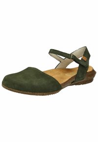 Zielony zamszowy płaski but z zaokrąglonym noskiem, projektem z krzyżującymi się paskami oraz brązową, fakturowaną podeszwą. Wnętrze wyposażone w miękką, beżową wkładkę.