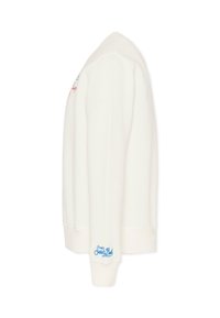 Sweatshirt blanc avec des accents brodés en rouge et bleu. Encolure classique à col rond, poignets côtelés et texture douce. Vue de profil montrée.