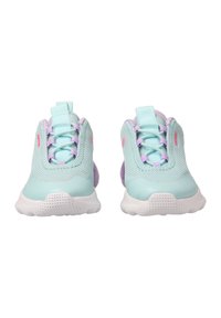 Jasnoniebieskie siatkowe sneakersy z fioletowymi akcentami, teksturowane podeszwy i płaskie sznurowadła. Okrągły design noska, wyściółka dla komfortu oraz wzmocniony zapiętek.