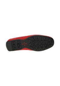 Czerwone zamszowe buty z teksturowaną czarną gumową podeszwą z wzorem krzyżowym oraz centralnym logo. Gładka cholewka z zaokrąglonym czubkiem.