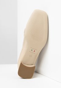 Soletta di scarpa con tacco alto beige con un motivo testurizzato, dotata di un tacco quadrato e dettagli del marchio in rilievo. Taglia 37, made in Italy.