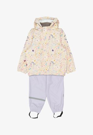 Kinderregenanzug mit einer hellgelben, mit Blumen gemusterten Jacke und hellvioletten Hosen. Die Jacke hat eine Kapuze und elastische Bündchen; die Hose verfügt über einen verstellbaren Riemen.