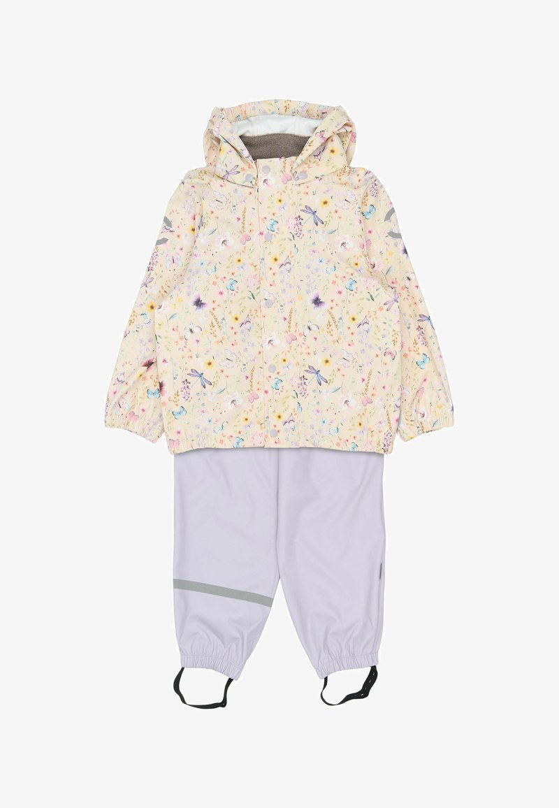 Combinaison de pluie pour enfants avec une veste jaune pâle à motif floral et un pantalon violet clair. La veste est dotée d'une capuche et de poignets élastiques ; le pantalon possède une sangle réglable.