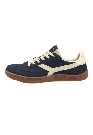 Zapatilla baja azul marino y beige con cordones blancos y suela de goma color caramelo, vista desde el lado exterior.