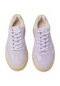 Light purple sneakers with suede and smooth panels, textured sole, flat laces, and a neon yellow accent at the heel.