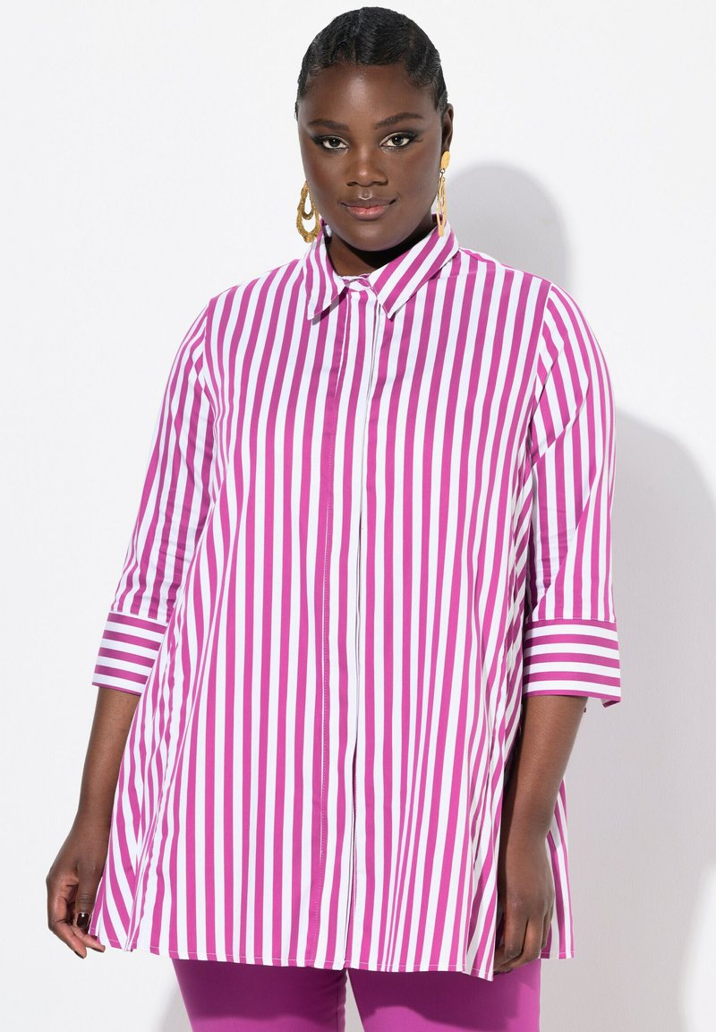 Camicia a righe rosa e bianche con colletto, chiusura a bottoni e maniche a tre quarti. Tessuto leggero con un fit leggermente rilassato.