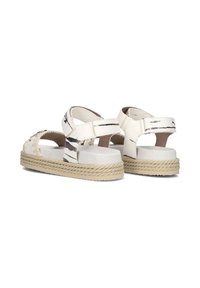 Sandali bianchi con suola in juta intrecciata, large fasce con dettagli neri e soletta imbottita per il comfort. Cinturino posteriore regolabile.