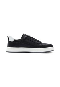 Czarne skórzane sneakersy z białą gumową podeszwą, z teksturowanym wierzchem, okrągłym czubkiem i czarnymi sznurowadłami. Biała pętla na pięcie dla dodatkowego akcentu.