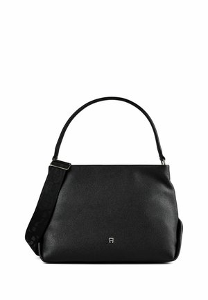 Schwarze Lederhandtasche mit kurzem Griff und abnehmbarem, gemustertem Schulterriemen auf weißem Hintergrund.