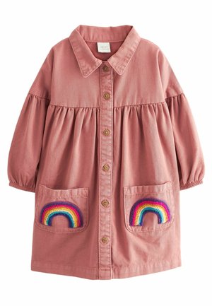 Różowa bawełniana sukienka koszulowa z kołnierzykiem, zapięciem na guziki, talią zebrana i dwiema kieszeniami z kolorowymi, haftowanymi tęczami.