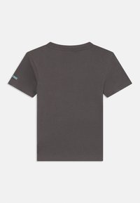 Donkergrijze t-shirt met korte mouwen, gezien vanuit de rug, met een klein lichtblauw "CONVERSE" logo op de linkermouw.