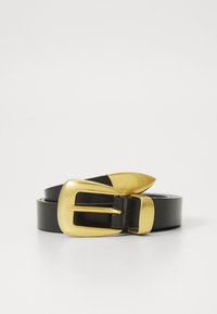 Ceinture en cuir noir avec une grande boucle rectangulaire en ton or, dotée d'une extrémité pointue. La texture est lisse et la boucle a un design bien affirmé.