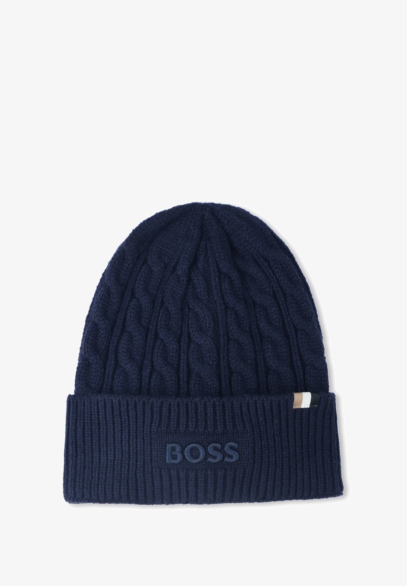 Berretto lavorato a maglia in blu navy scuro, con polsino a costine e design a treccia. Presenta un logo "BOSS" in rilievo sulla parte anteriore.