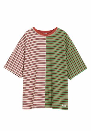 Gestreiftes oversized T-Shirt mit roten und grünen vertikalen Streifen. Weicher Textilstoff, runder Halsausschnitt und kurze Ärmel. Verfügt über ein Etikett am Saum.